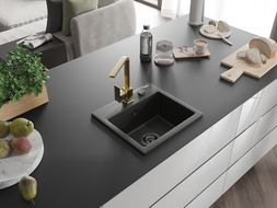 Mexen Milo žulový dřez s 1 komorou a kuchyňskou baterií Rita, černý/zlatý metalík - 6505-75-670300-50-B