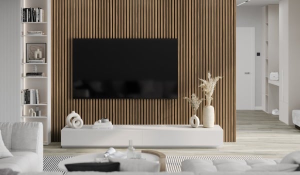 Obývací pokoj s lamelami na stěně