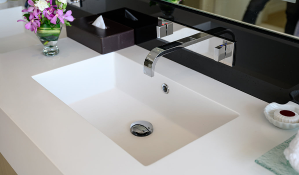 Korek do umywalki z przelewem czy bez?