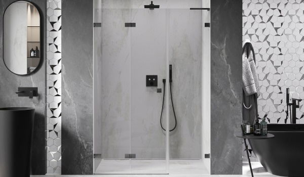 Koupelna s geometrickými dlaždicemi na zdi