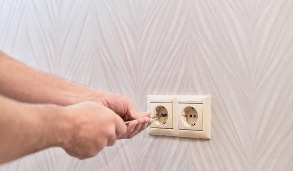 Wysokość gniazdka przy umywalce i nie tylko – ile powinna wynieść?